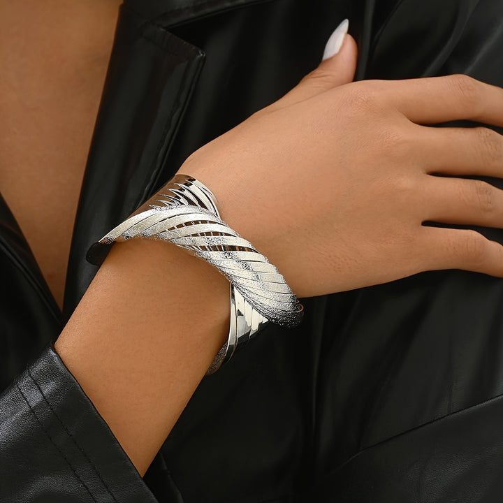 Selene Twist Cuff