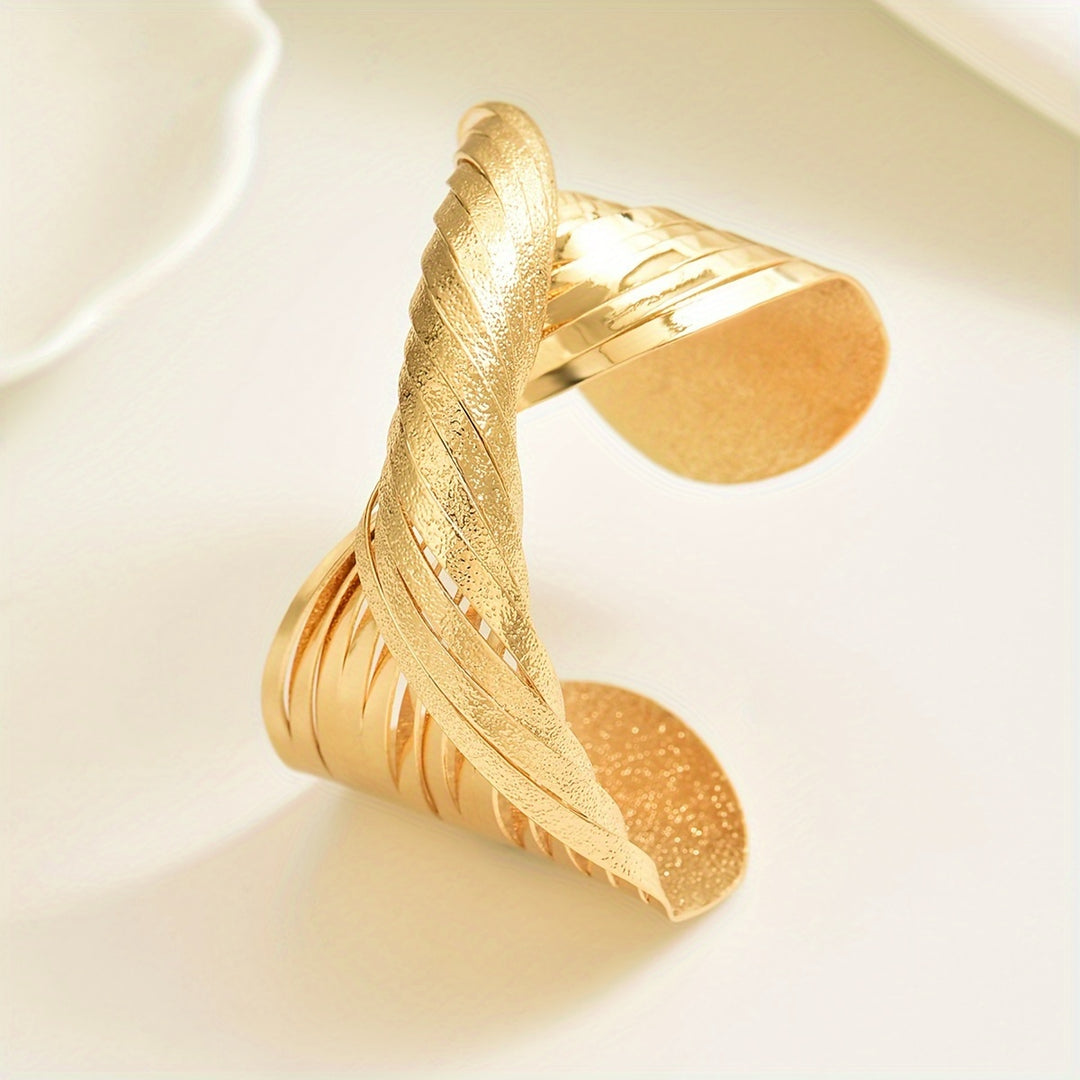 Selene Twist Cuff