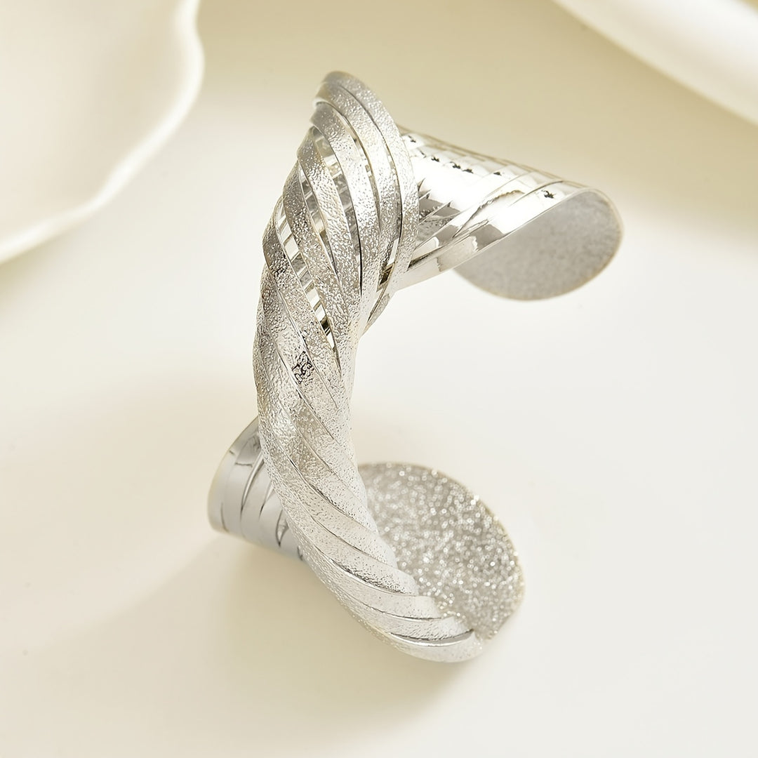 Selene Twist Cuff